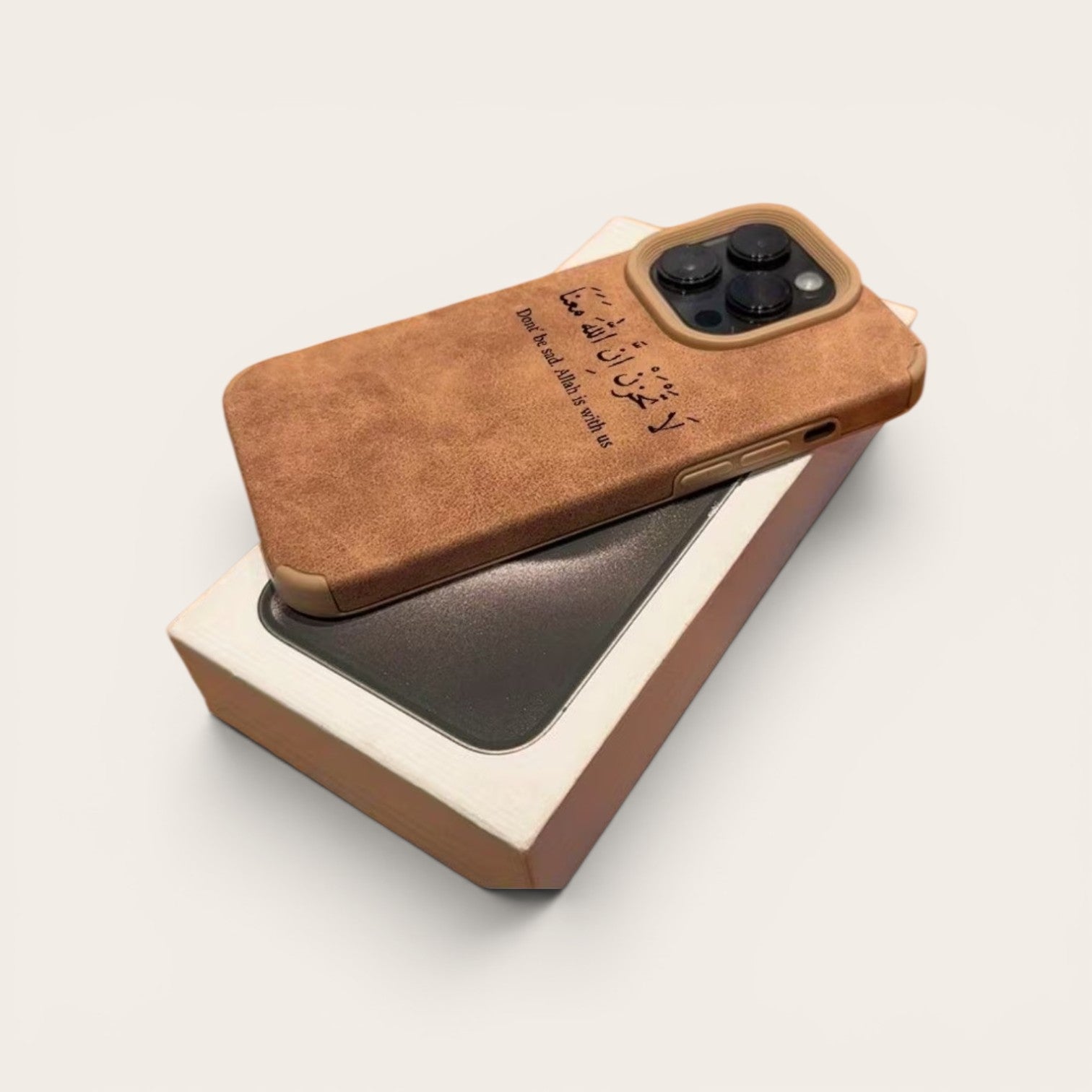 Alcantara-Optik Handyhülle „Don’t be sad, Allah is with us“