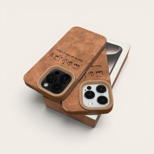 Alcantara-Optik Handyhülle „Don’t be sad, Allah is with us“