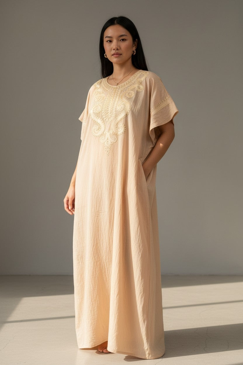 Kaftan-Kleid mit edler Stickerei – Beige